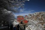 雪后古建美景引游人驻足