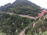 山间蜿蜒步道与红顶建筑