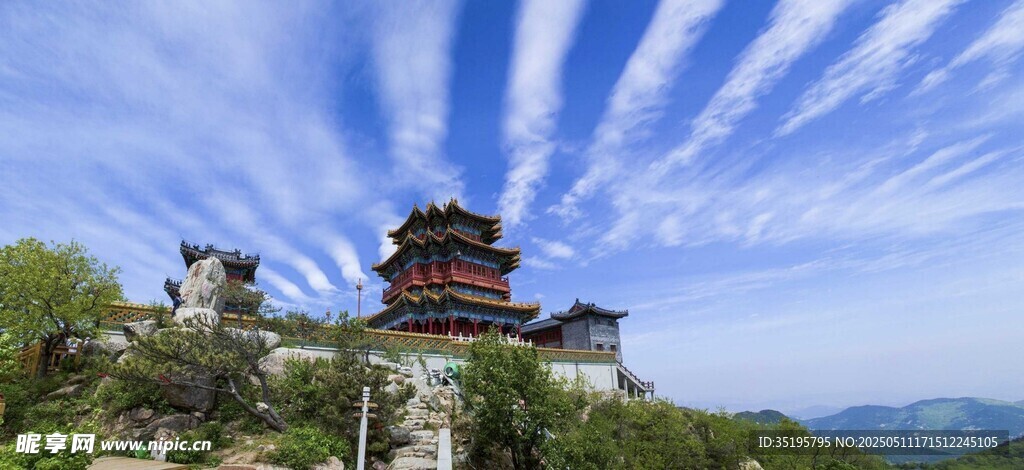 山顶古建映蓝天白云