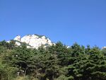 青山之巅的白色岩石景观