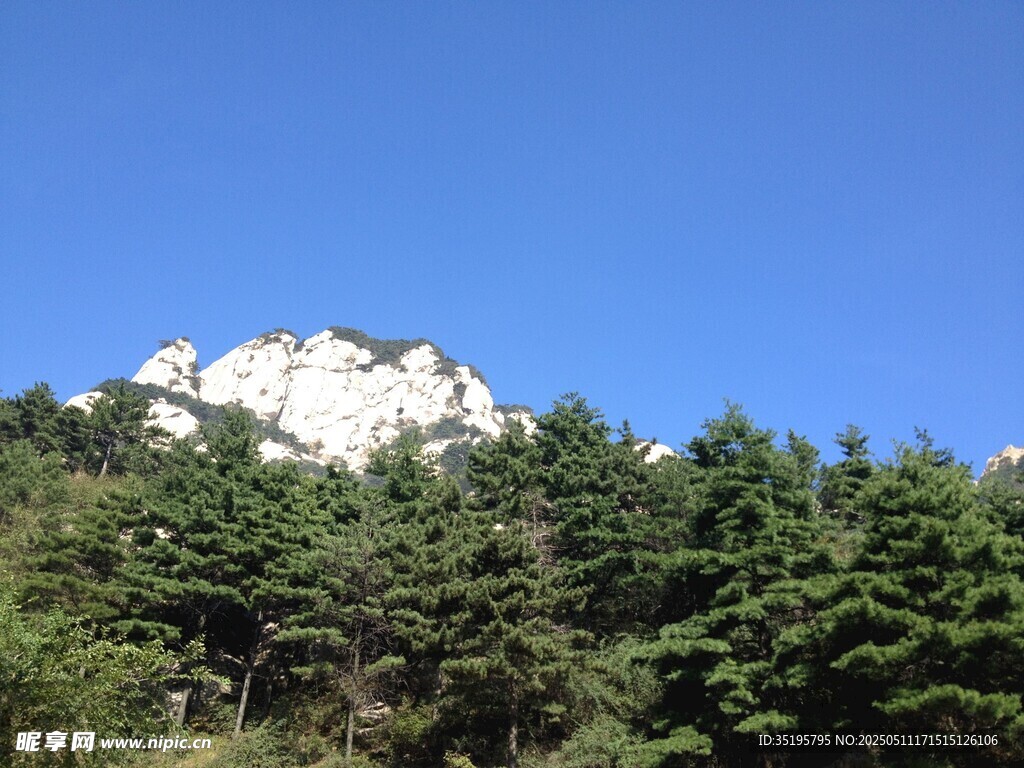 青山之巅的白色岩石景观