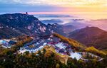 山间村落的绝美日落风光