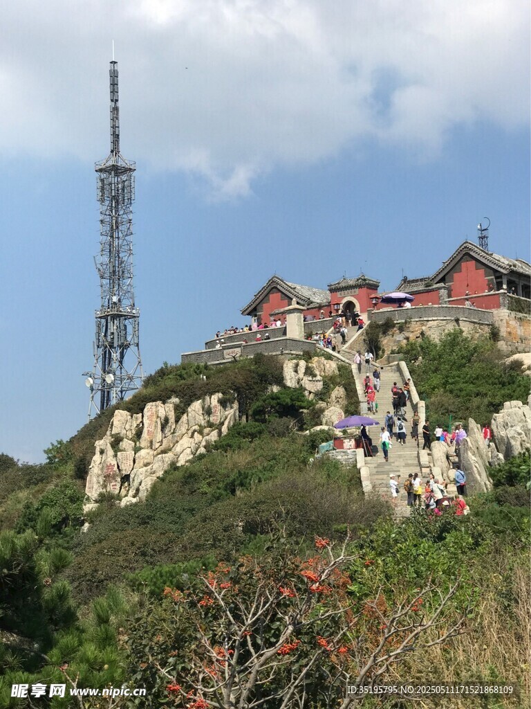 山上古建筑与通信塔景观