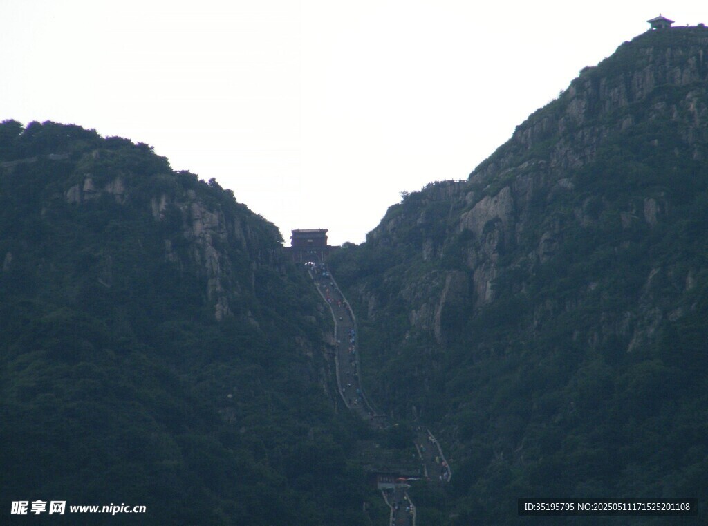 山间长城隐于葱郁山林