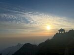 山顶亭阁迎日出美景
