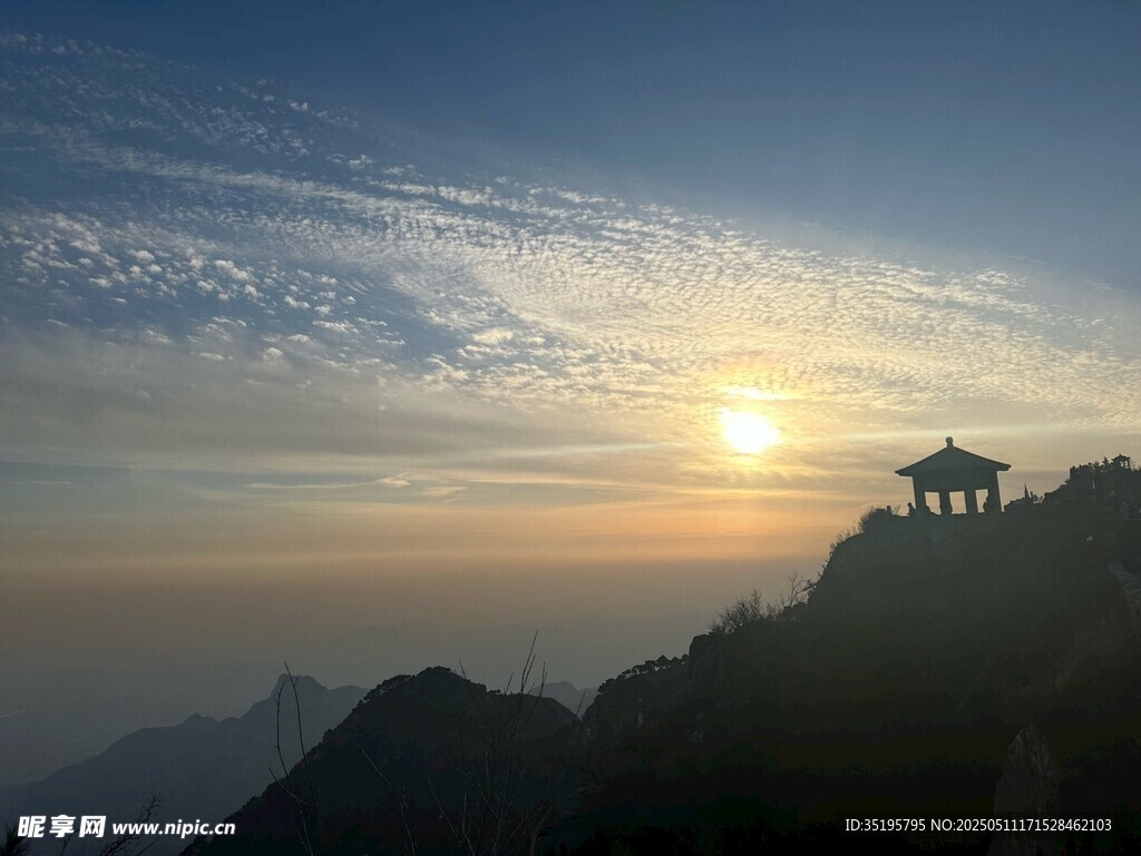 山顶亭阁迎日出美景