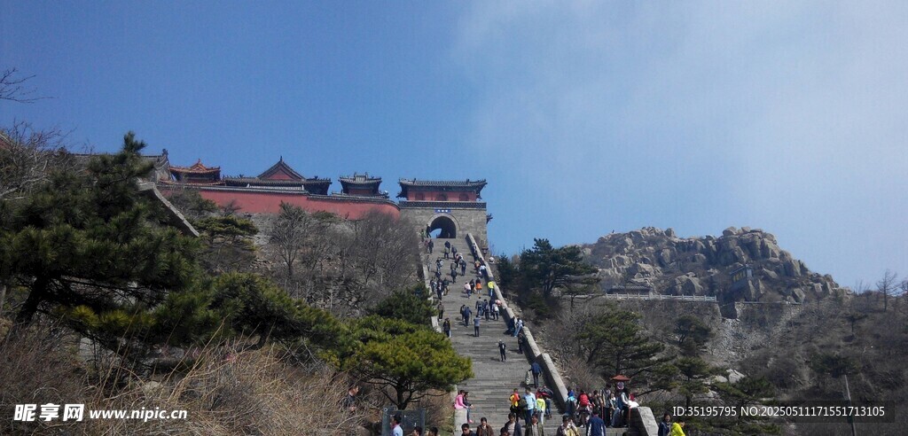 泰山壮丽登山景致