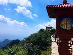 山顶古亭赏壮美蓝天景色