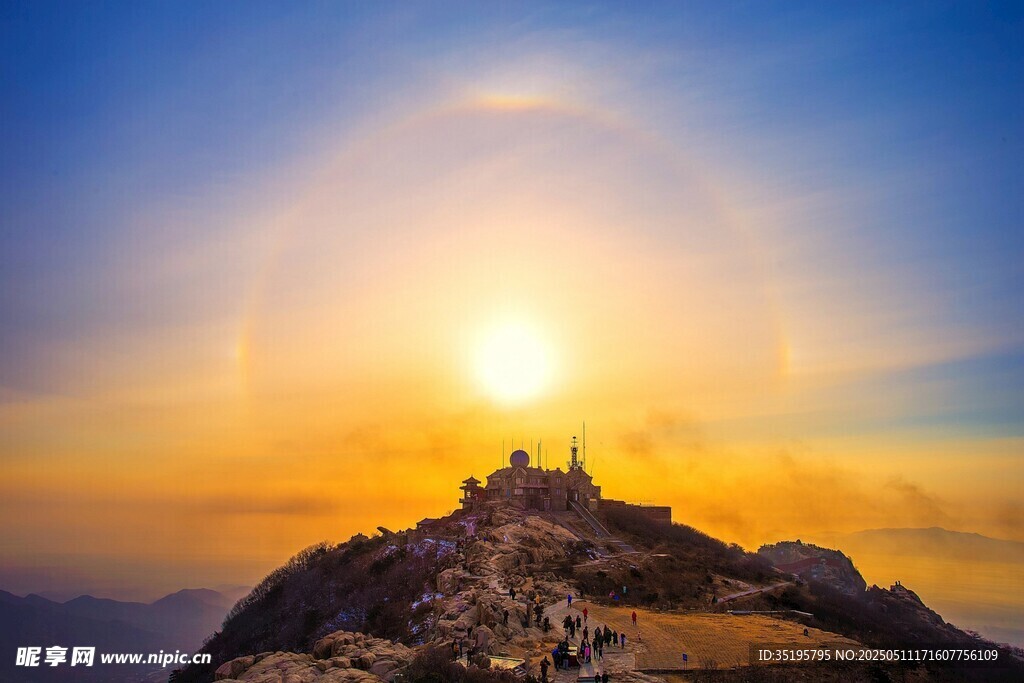 山顶日出美景