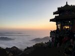 山顶楼阁观云海美景
