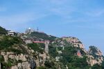 巍峨山峦上的壮丽建筑景观