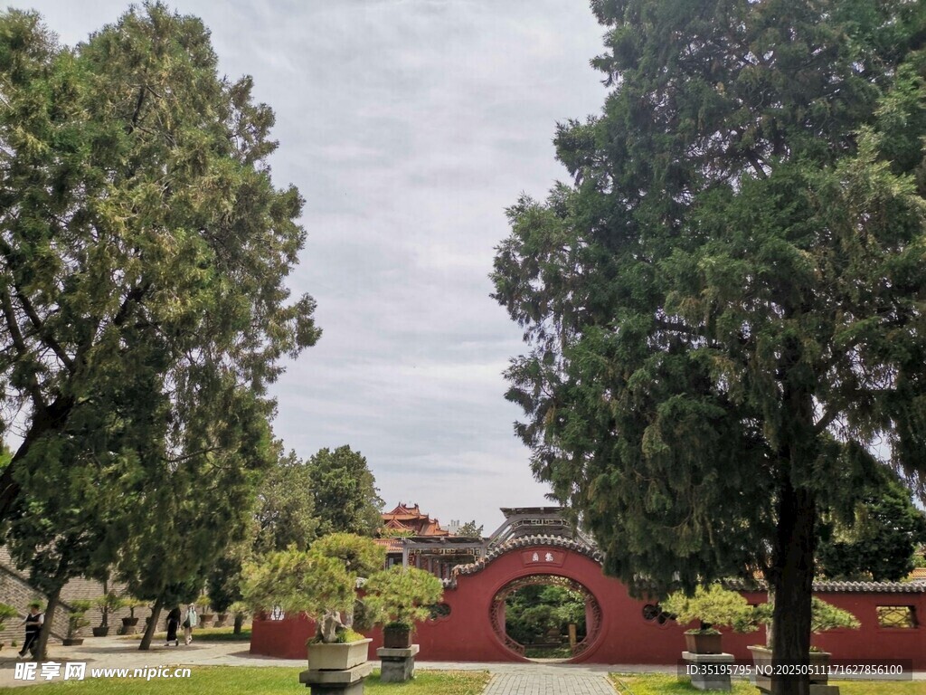 中式园林景观绿树红墙