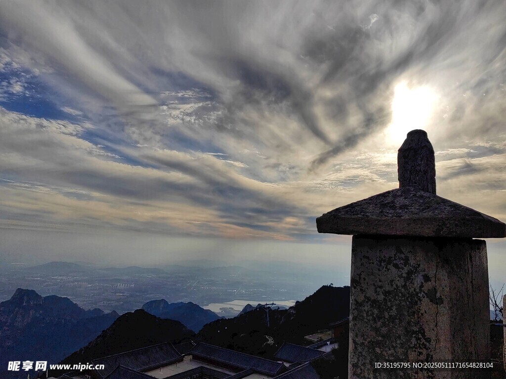 山顶塔尖映云海日光