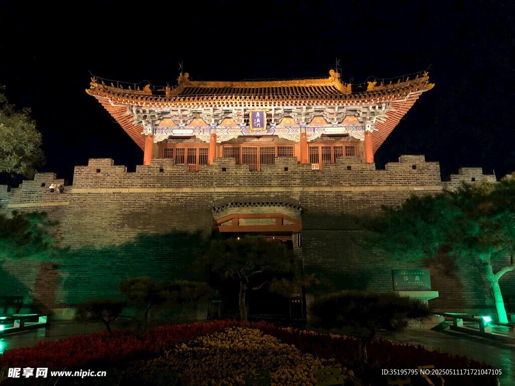 夜晚中式古建筑景观