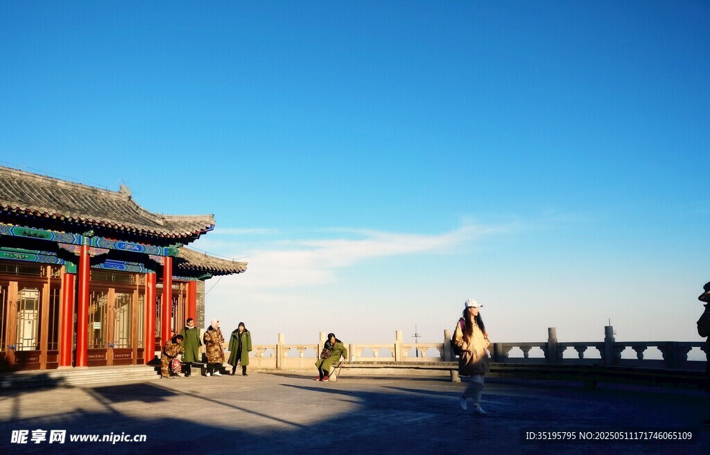 古建风光下的悠闲漫步