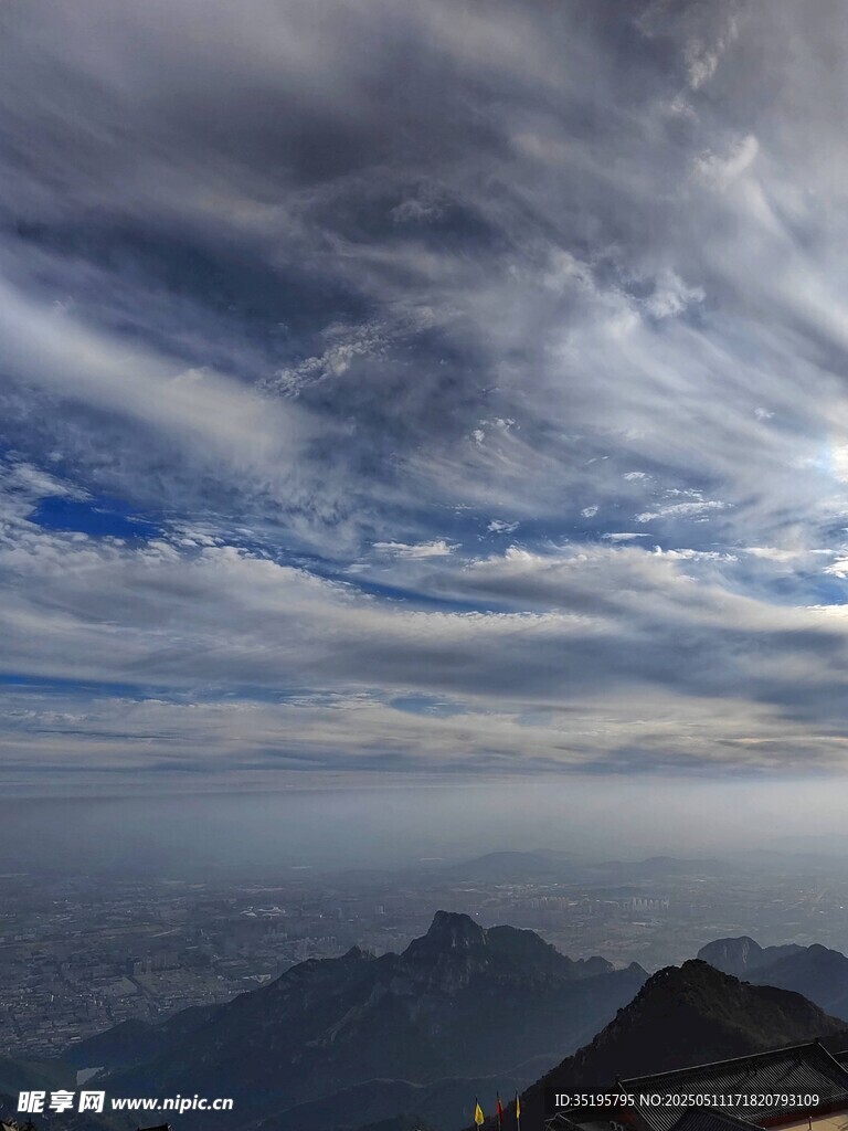 高山云海壮丽景观