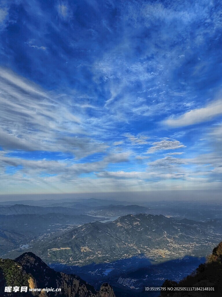 山顶俯瞰壮丽云海蓝天