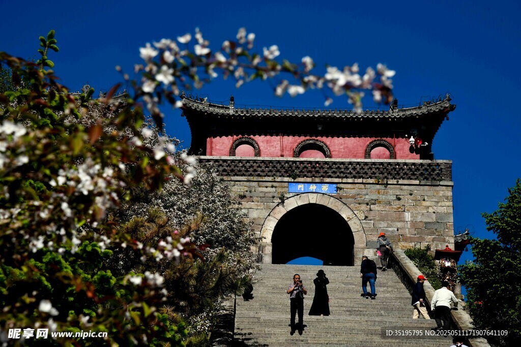古建门前赏景的行人