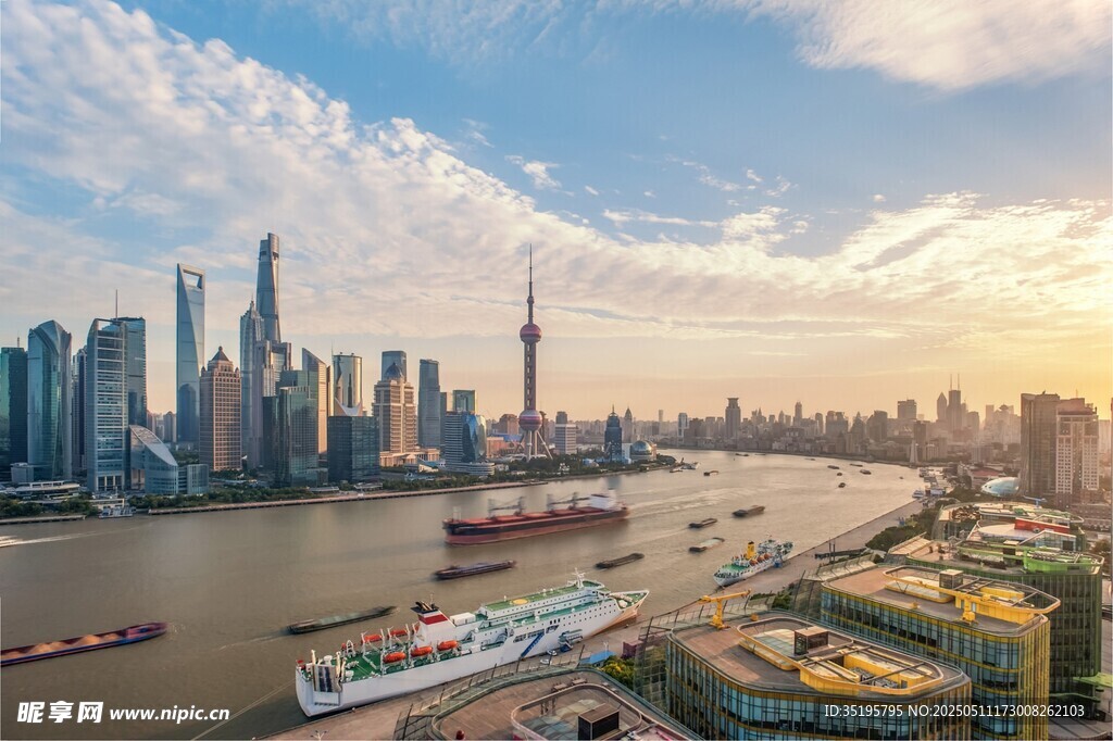 上海外滩壮丽城市天际线
