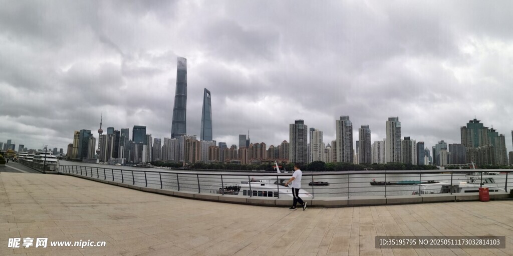 城市河畔风光全景