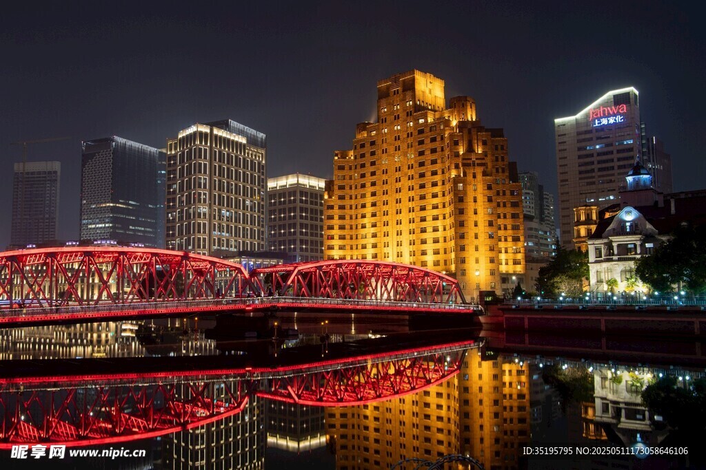 上海外滩夜景璀璨桥梁