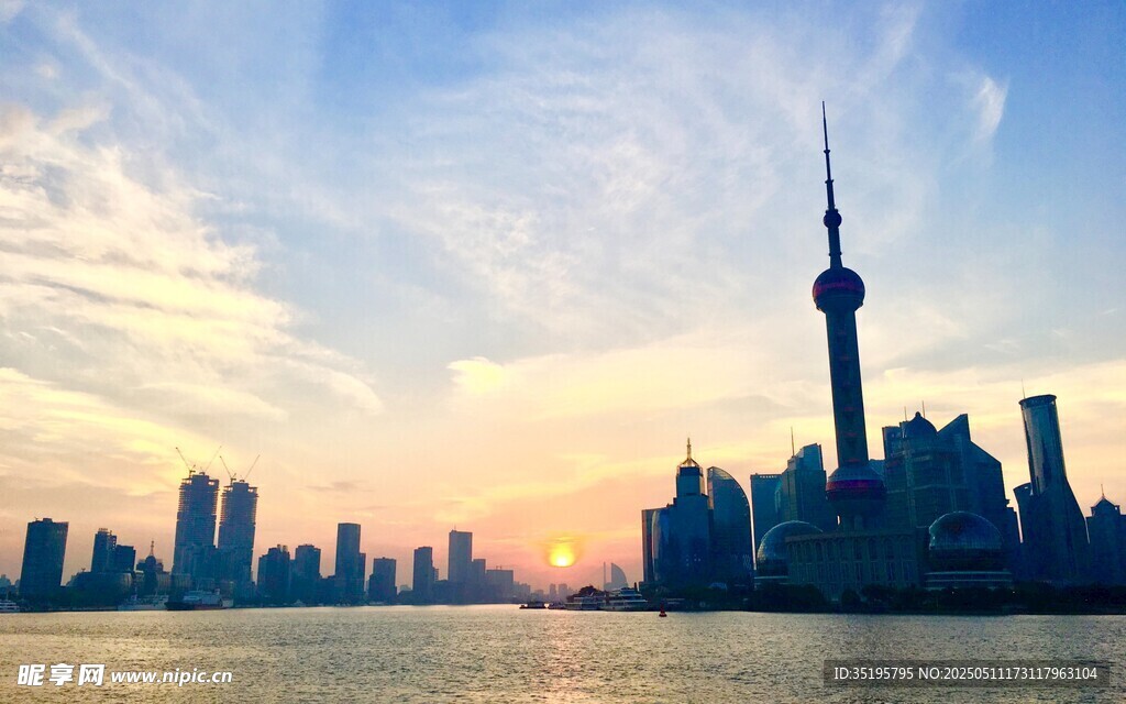 上海外滩黄昏天际线美景