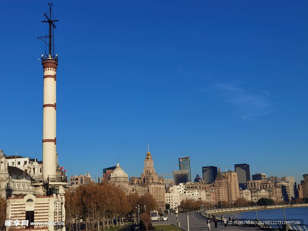 城市河畔高耸的独特烟囱