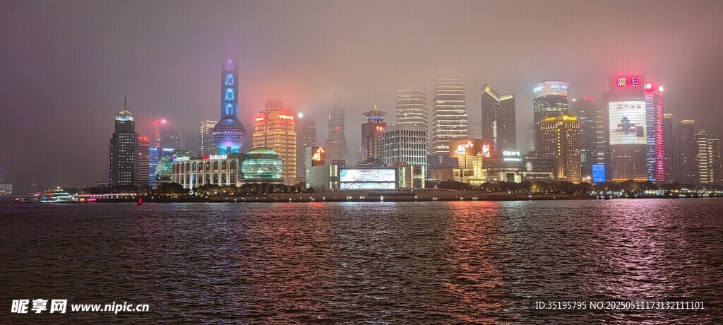 城市夜景下的璀璨水岸风光