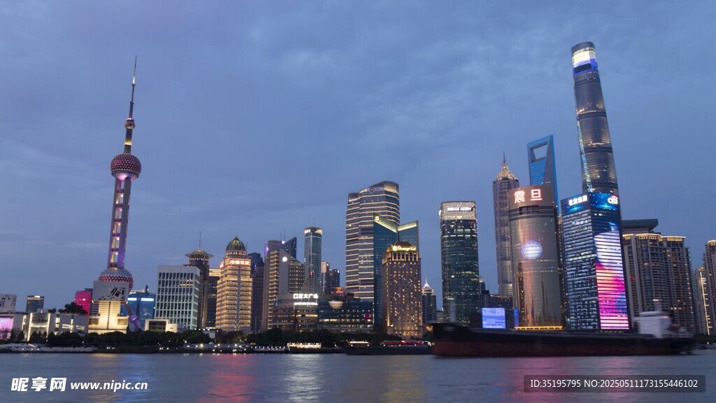 上海外滩璀璨城市天际线