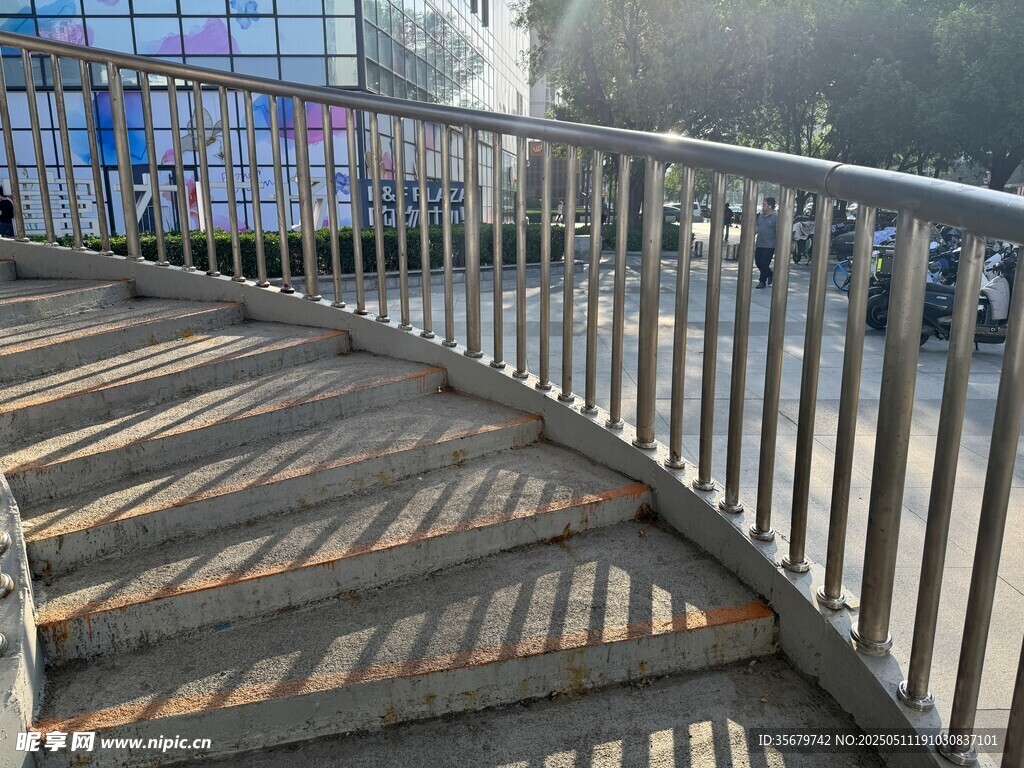 户外弧形金属栏杆景观