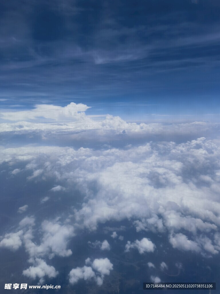 高空俯瞰云海壮丽景象