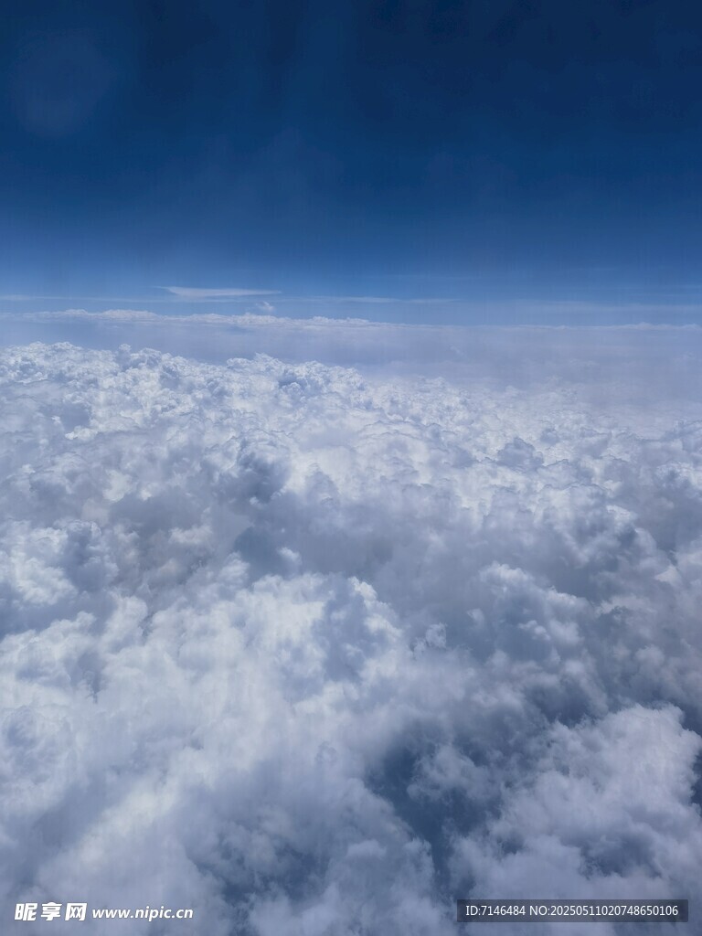 高空俯瞰云海壮丽景观