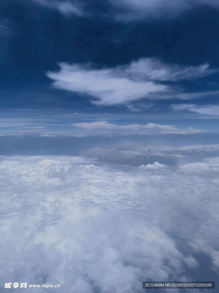 云海之上的蓝天美景