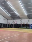室内宽敞的运动篮球场