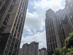 城市高楼与蓝天白云景观