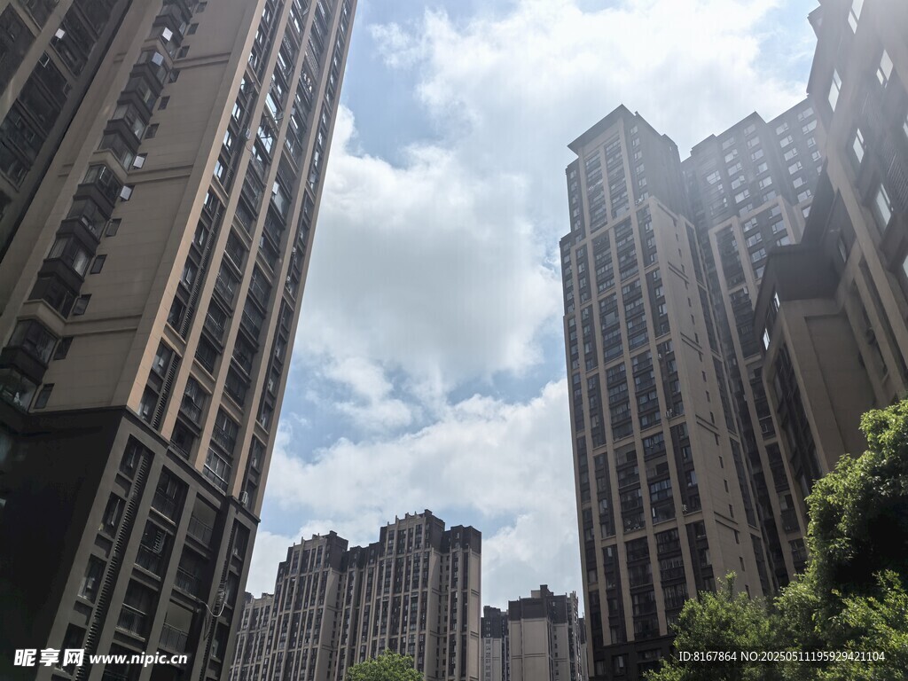 城市高楼与蓝天白云景观