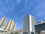城市高楼与晴朗蓝天
