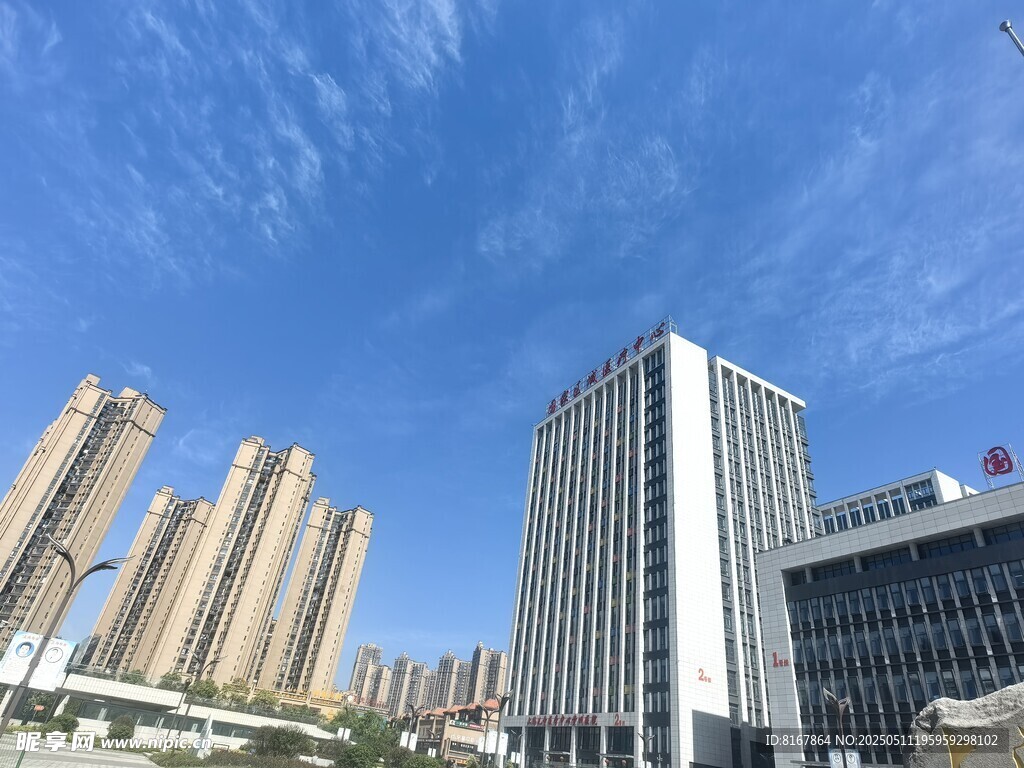城市高楼与晴朗蓝天