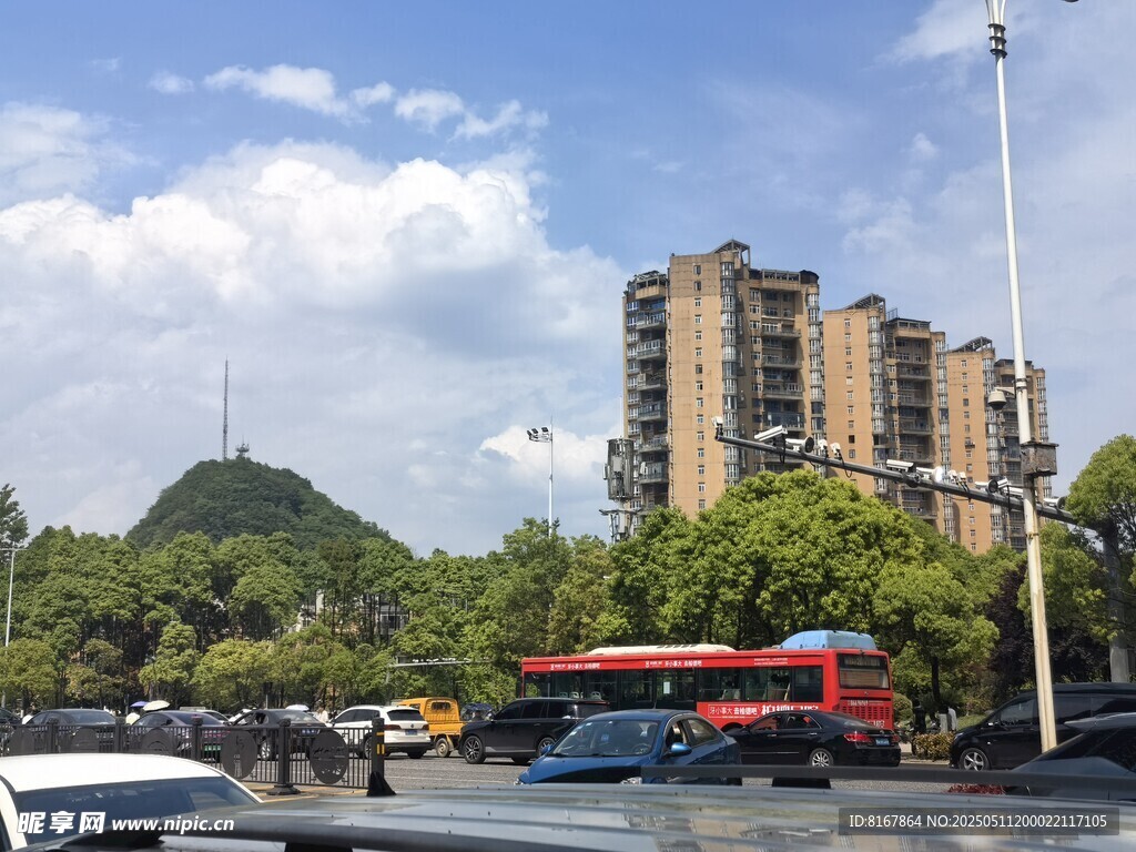 城市街景中的建筑与车辆