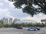 城市停车场与远处建筑景观