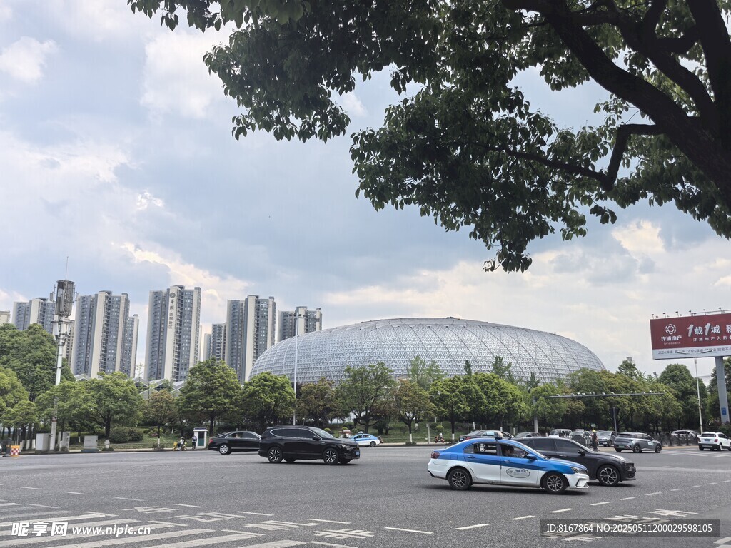 城市停车场与远处建筑景观