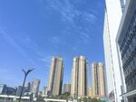 城市高楼与晴朗蓝天