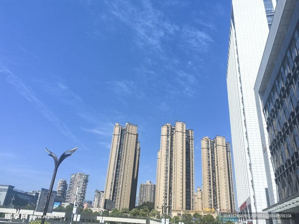 城市高楼与晴朗蓝天