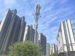 城市高楼间的通信基站