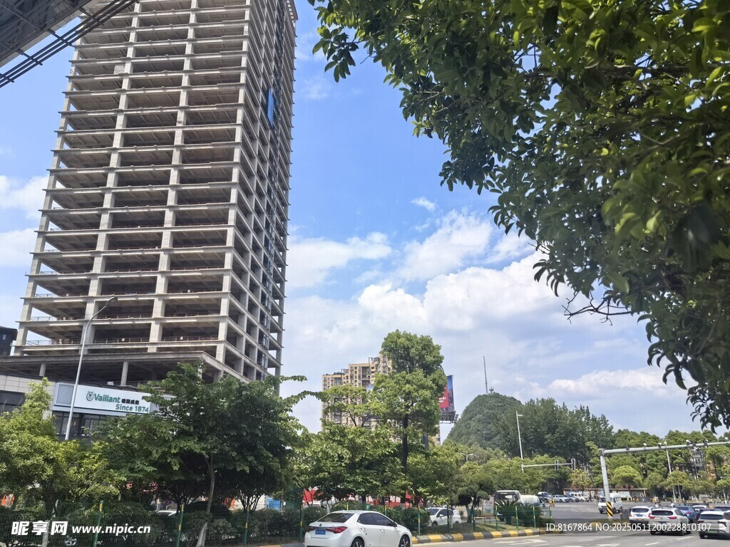 城市中高耸的现代住宅楼