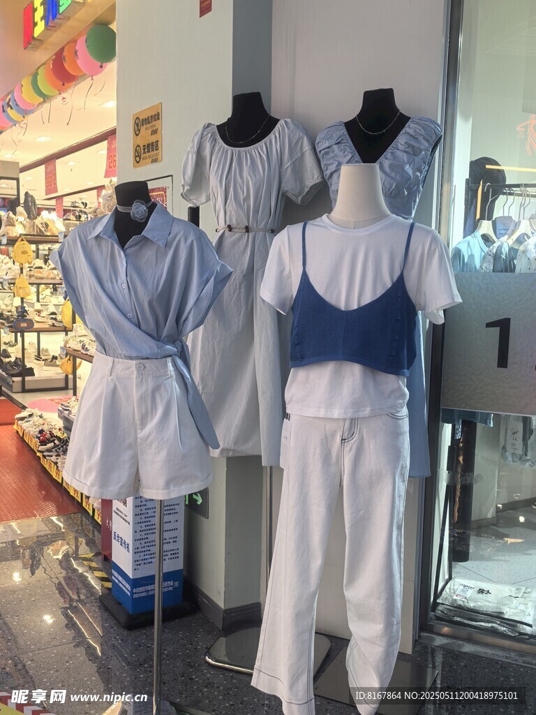店内展示的多样医护服饰