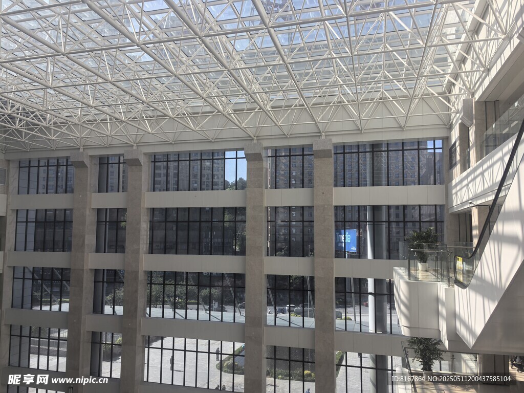 现代建筑内部玻璃穹顶景观