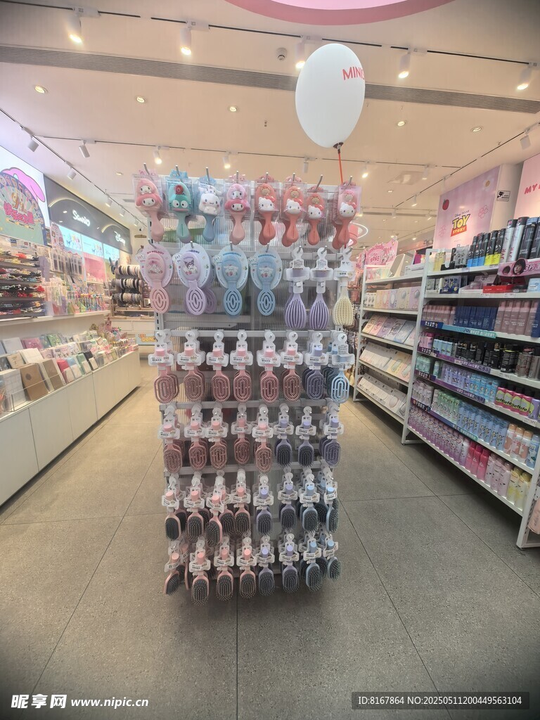 超市内的货架陈列商品