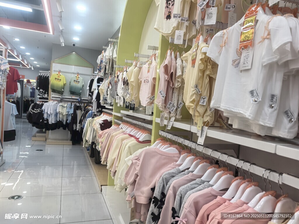 童装店内琳琅满目的衣物