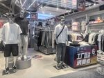 时尚运动服饰店内陈列